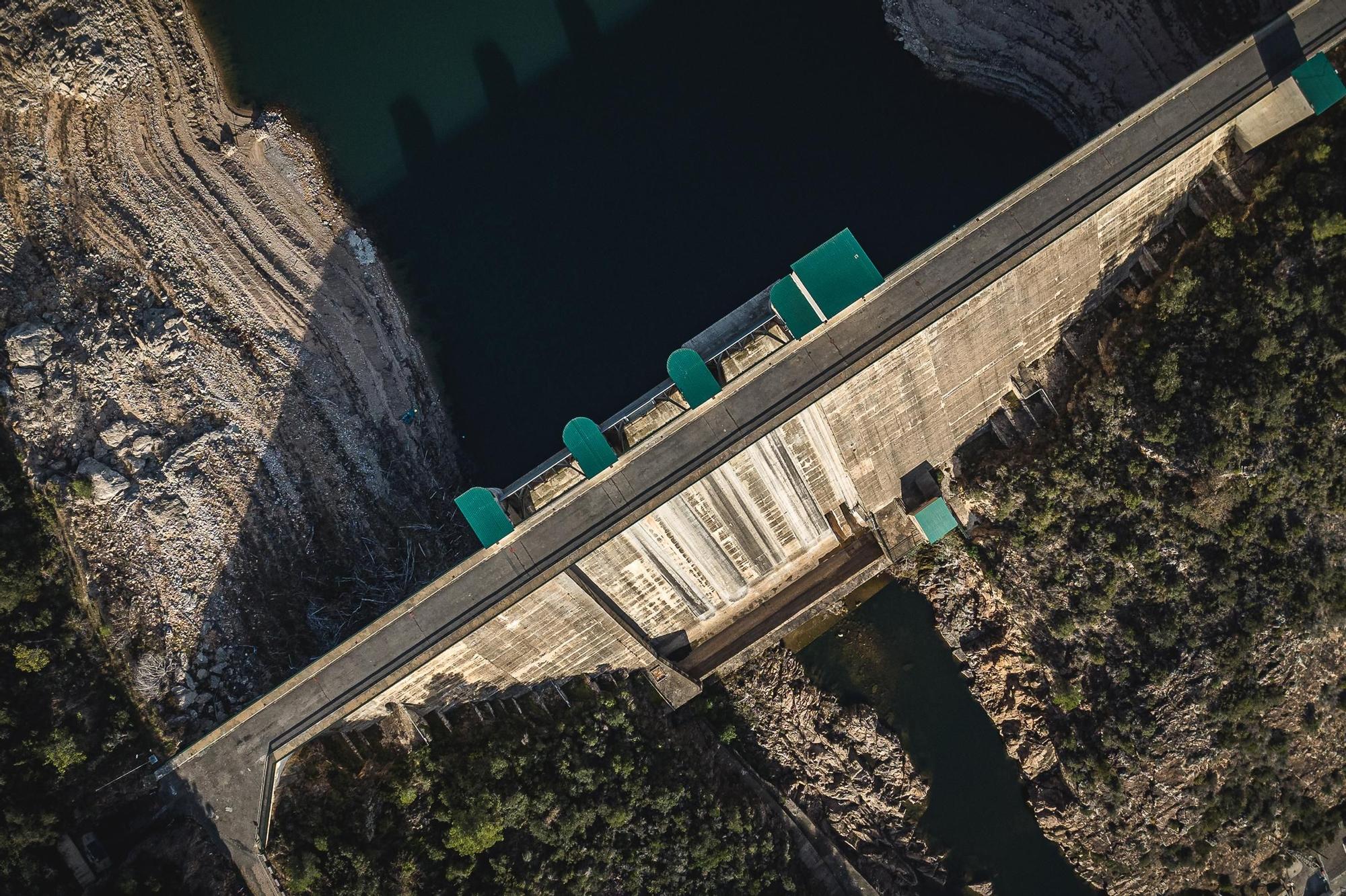 Galeria Imatges: la dramàtica situació del pantà de Dosrius Boadella a vista de dron