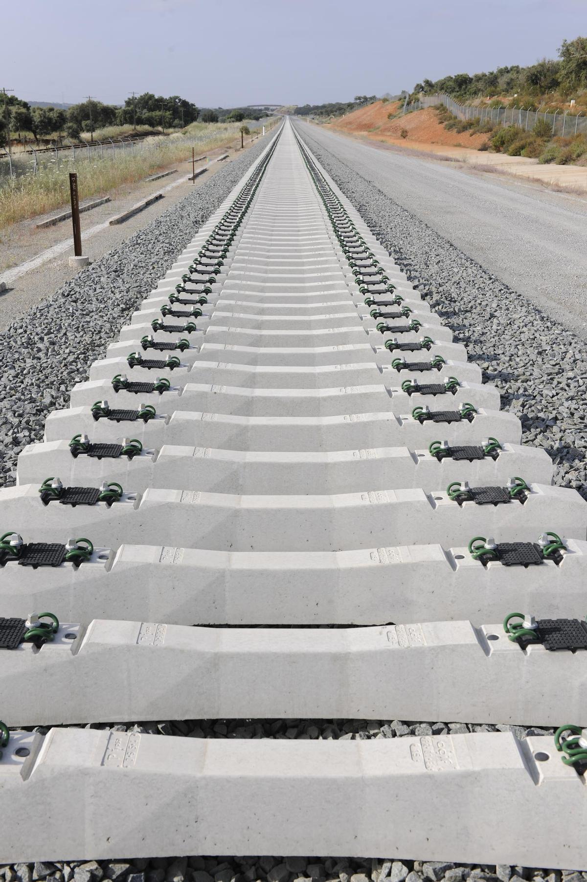 Adif desplegará un total de 69.650 traviesas de mayores prestaciones en el tramo.