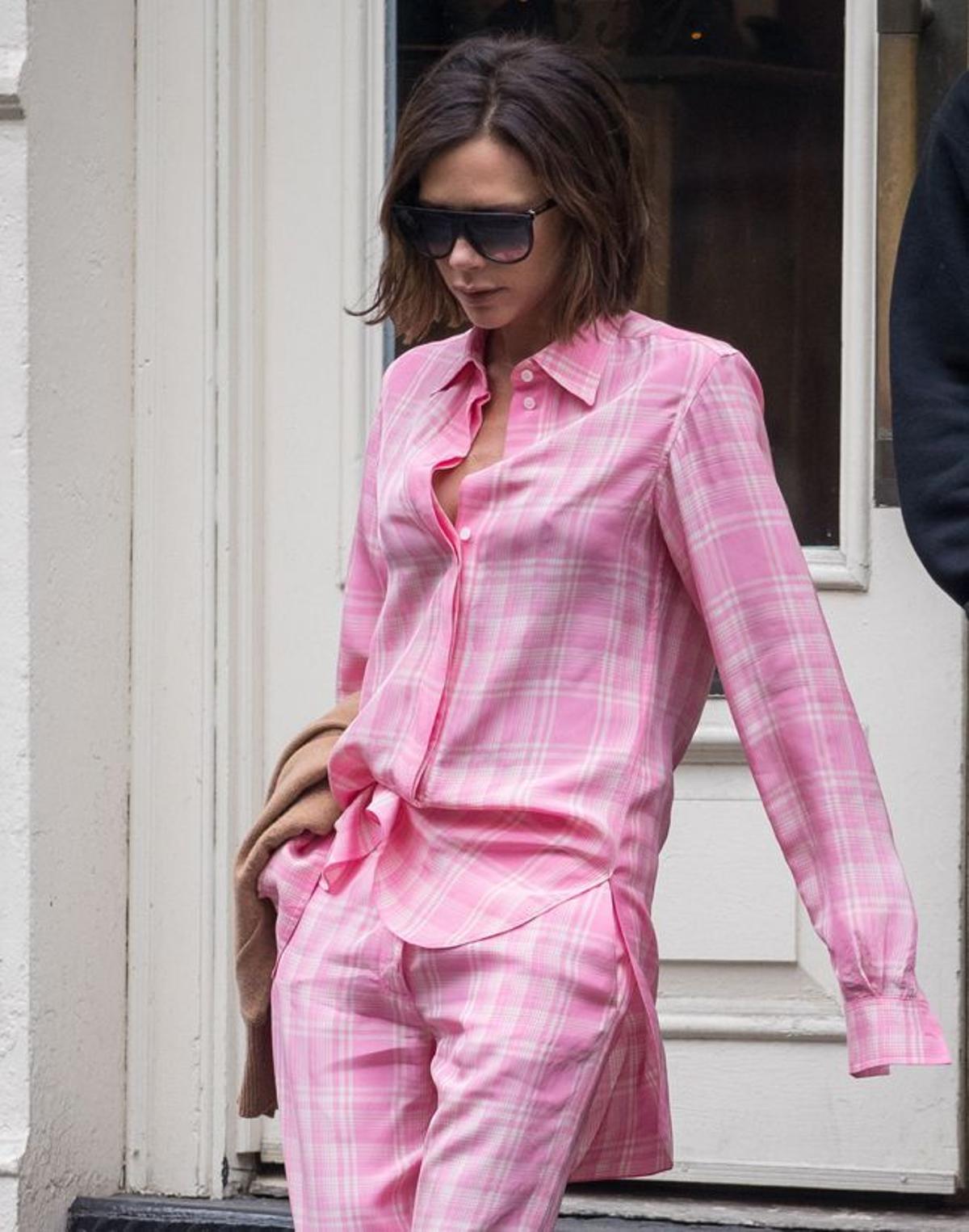 Victoria Beckham con pijama rosa de su propia colección