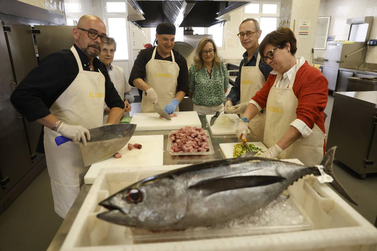 El "campanu del mar", marmitaco solidario en la Cocina Económica