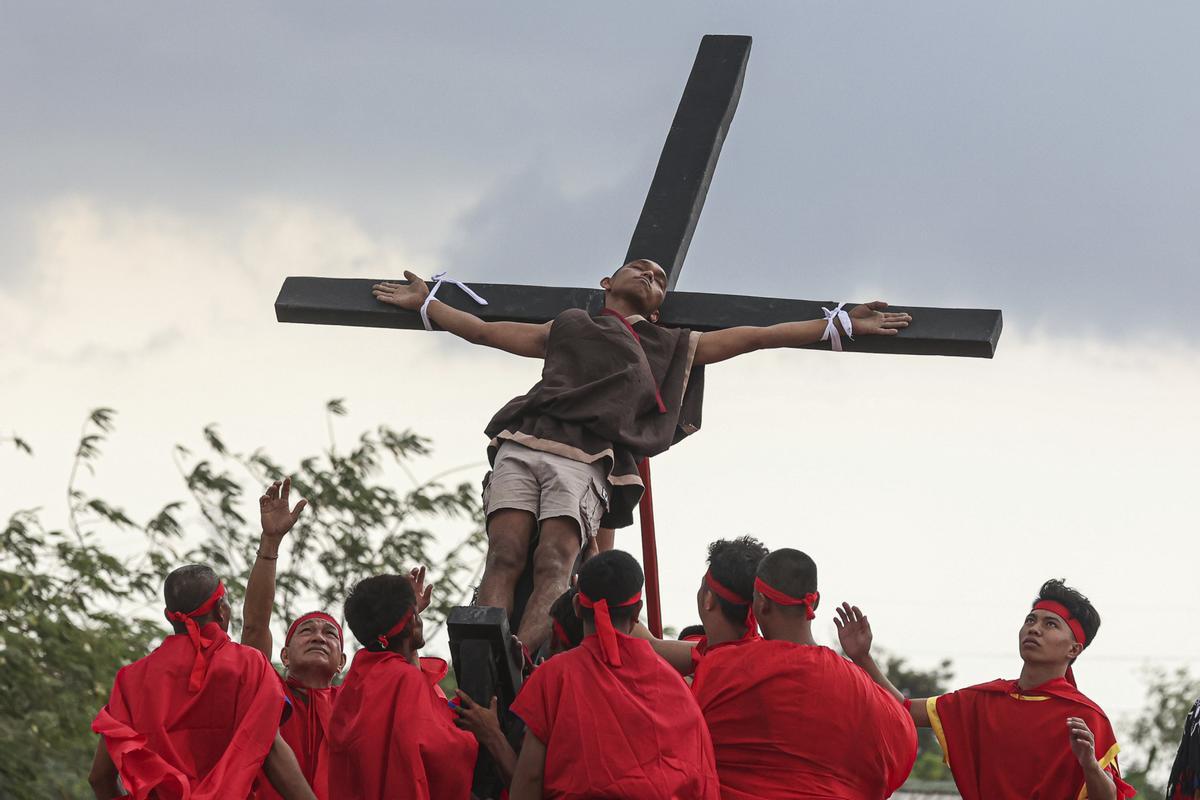 Las mejores imágenes de la pasión de Cristo recreada en Filipinas.