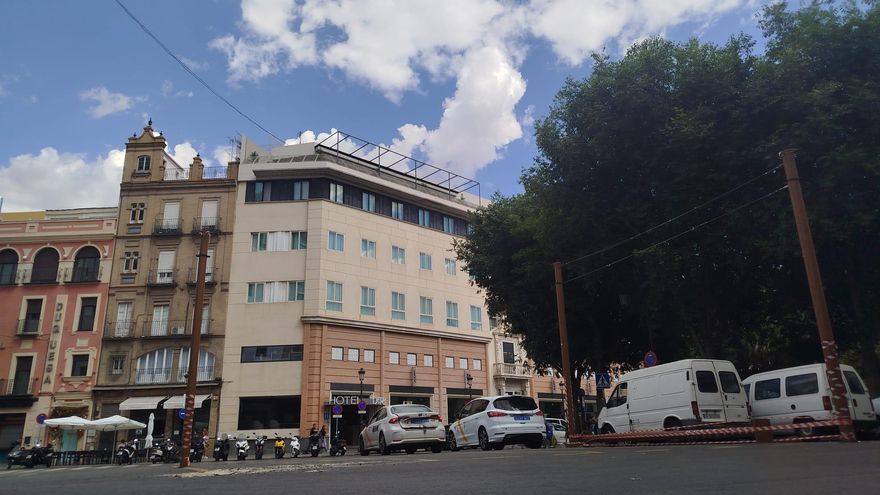 Gran susto en el centro tras desplomarse los toldos de la Plaza del Duque