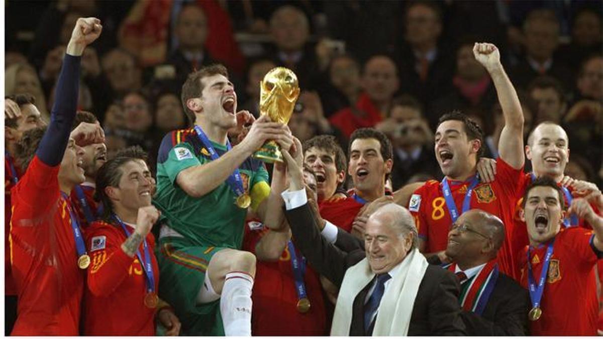 Iker Casillas recoge la copa de campeones del mundo en Sudáfrica 2010.