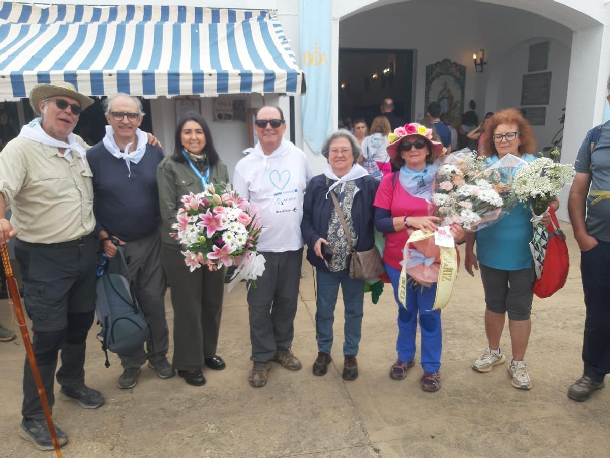 Entrega del ramo a la Virgen de Bótoa por parte de la Asociación de Caminantes y Amigos de Badajoz.