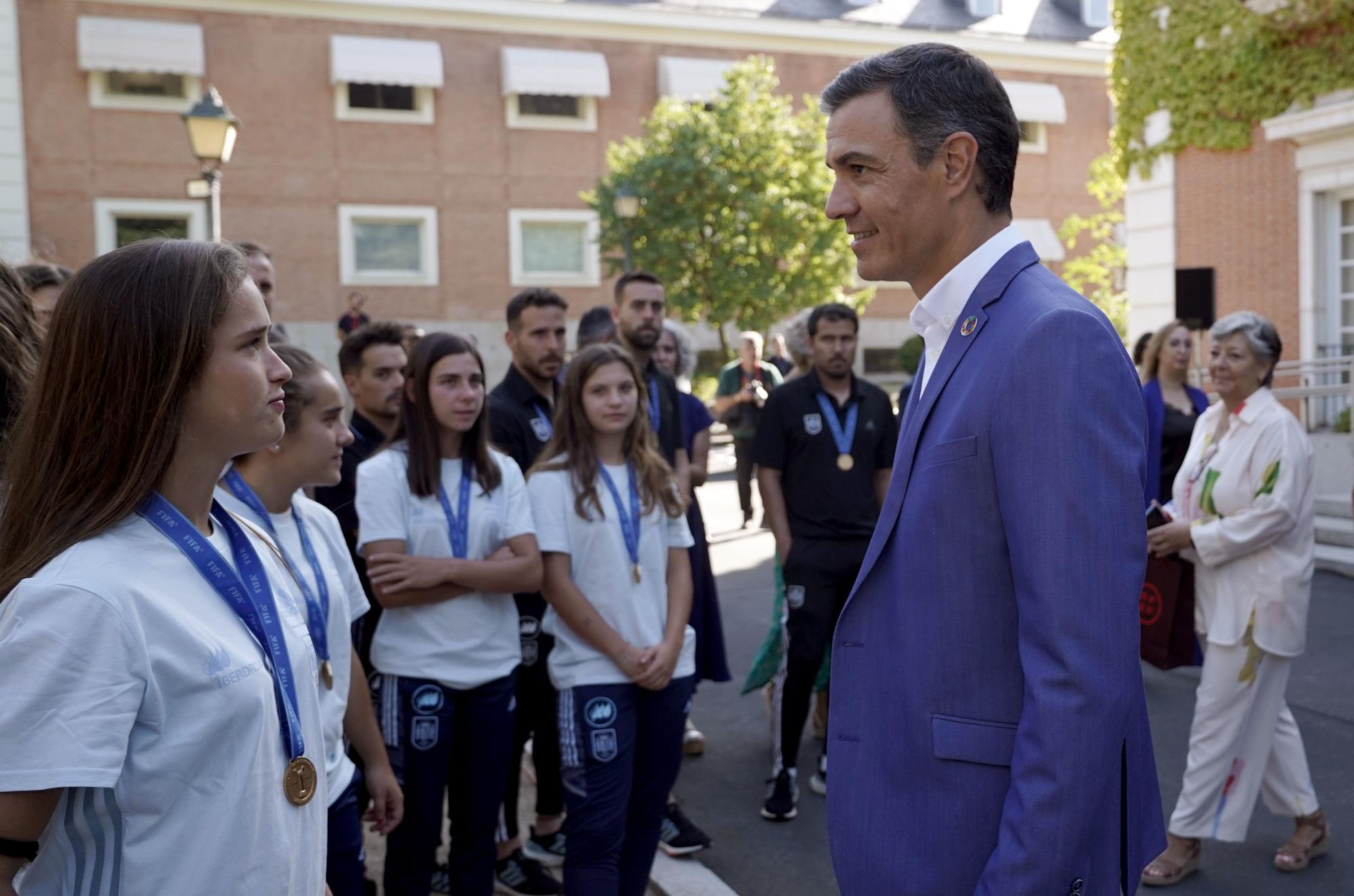 La recepción de Pedro Sánchez a la selección femenina Sub-20, en imágenes