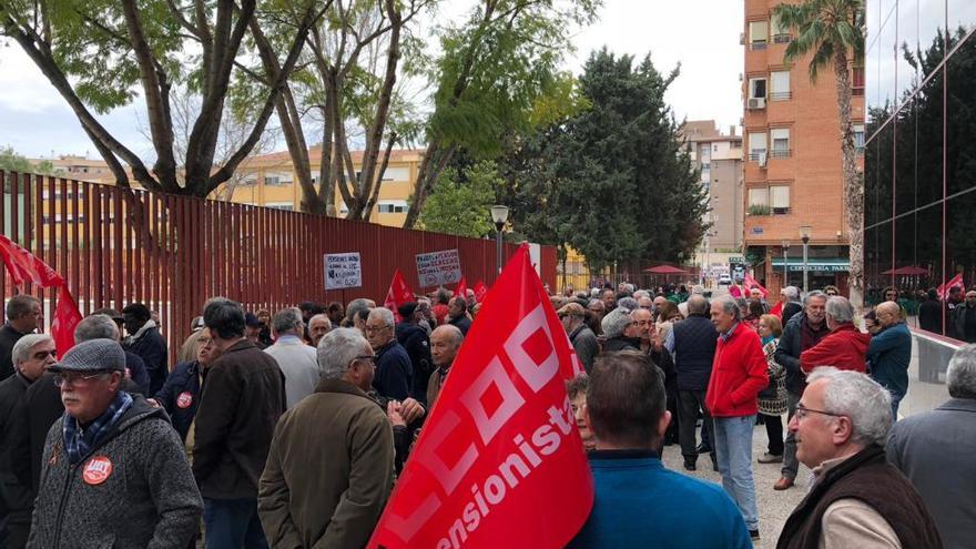 Los jubilados, frente a la sede de la Tesorería de la Seguridad Social, en Murcia.