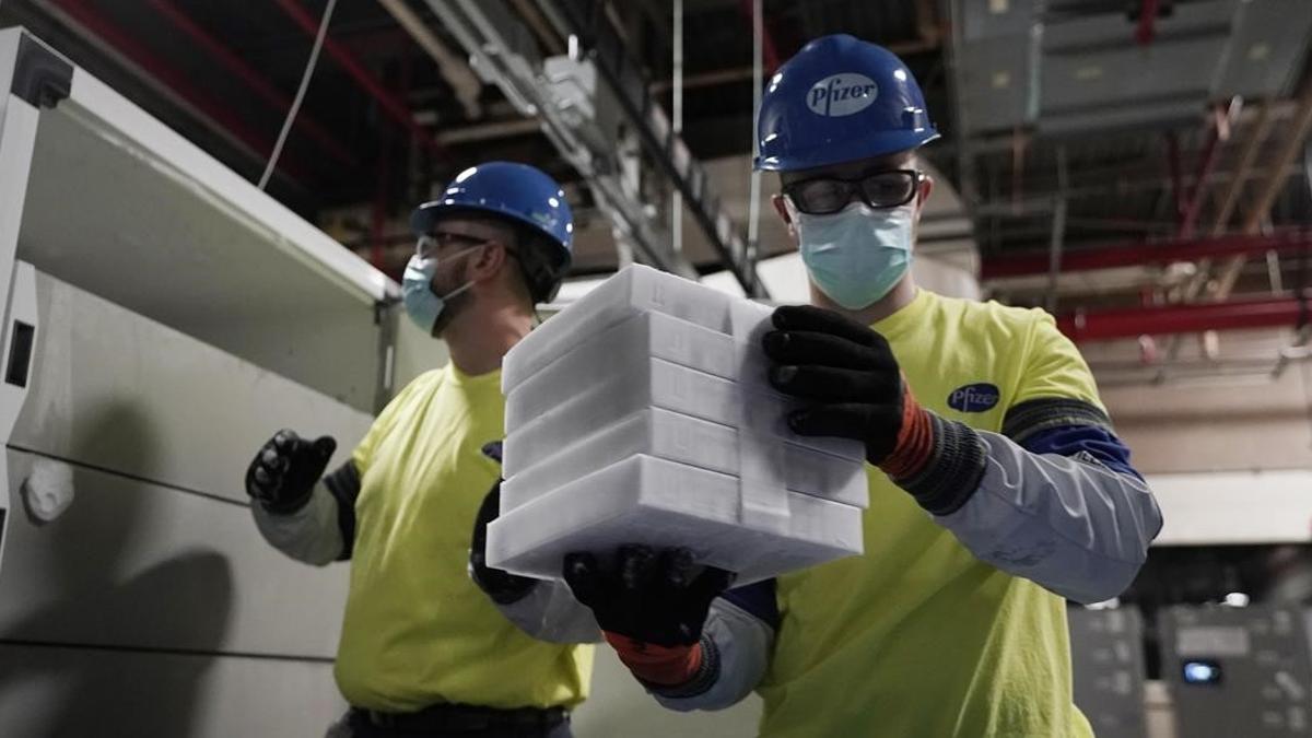 Cajas con vacunas del covid de Pfizer-BioNTech son preparadas para enviar en la planta de Portage, Michigan