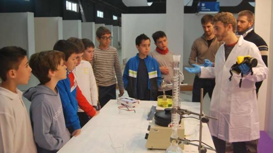 Los escolares pudieron participar en experimentos de química con expertos de la UJI.