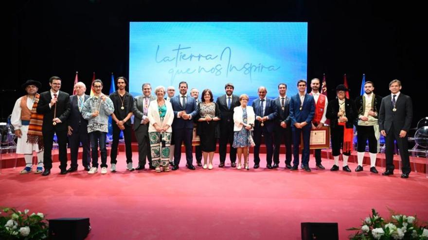 Foto de familia de todas las personas y organizaciones condecoradas con la Medalla de Oro de la Región el pasado 9 de junio. carm