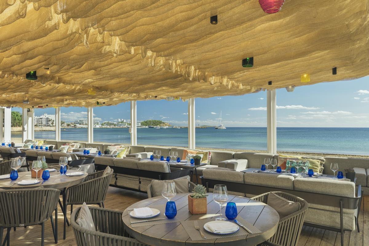 Las vistas de Chiringuito Blue al mar y a Formentera son impresionantes