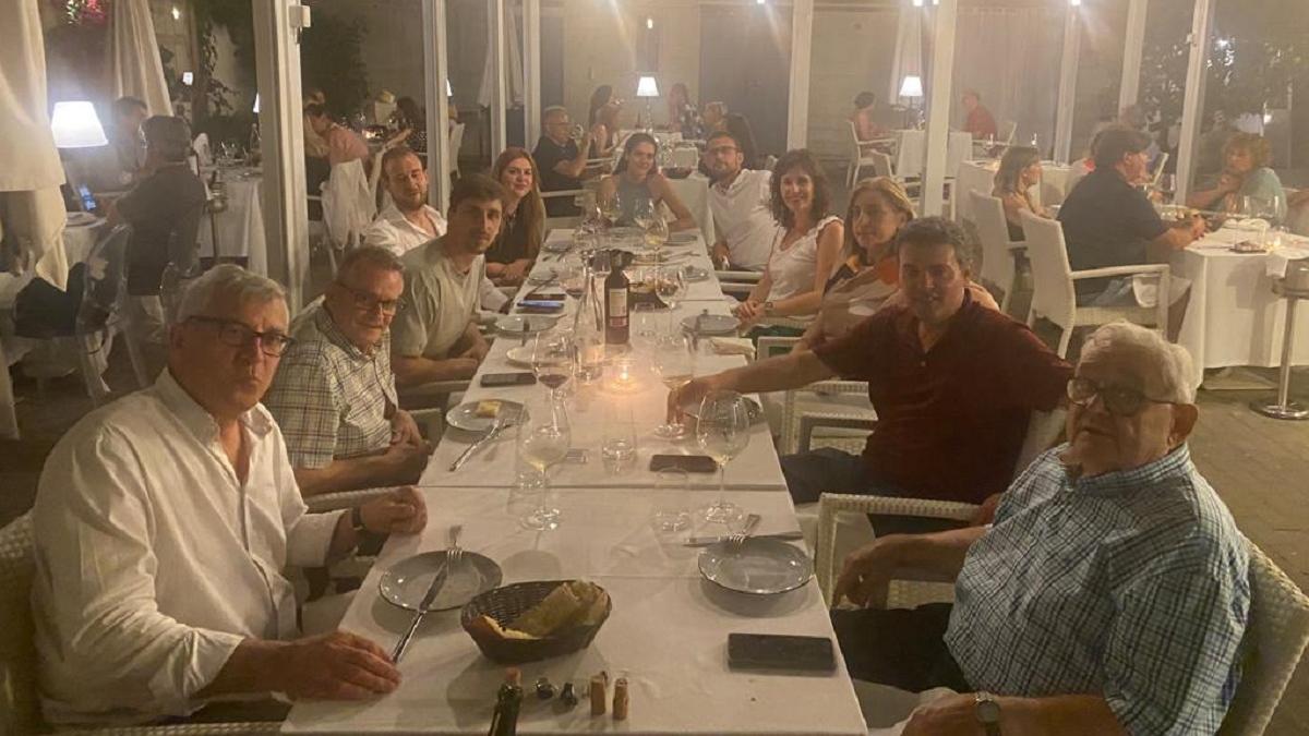 El pilotari de Vinales al costat de la seua família i amics en el restaurant de Meliana després de guanyar la Feninde.