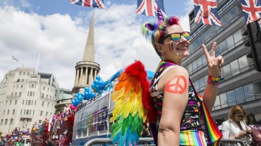 Decenas de miles de personas asisten en Londres al desfile del orgullo gay