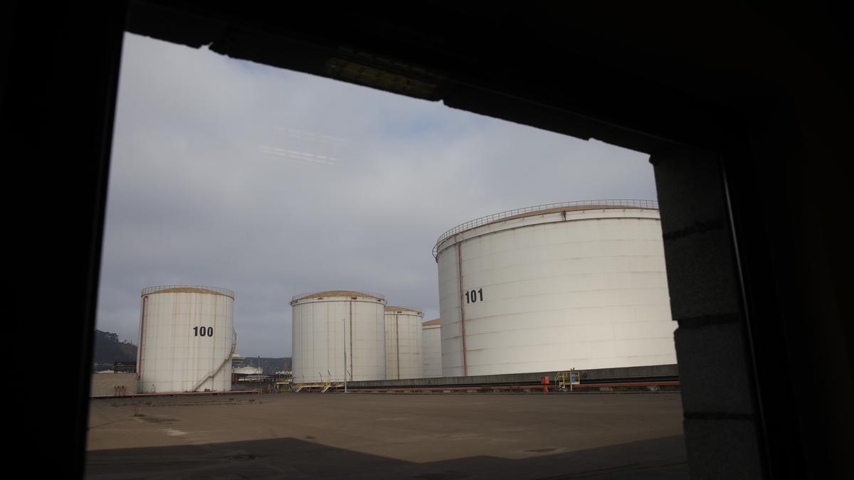 Instalaciones de Petróleos Asturianos en el puerto del Musel.