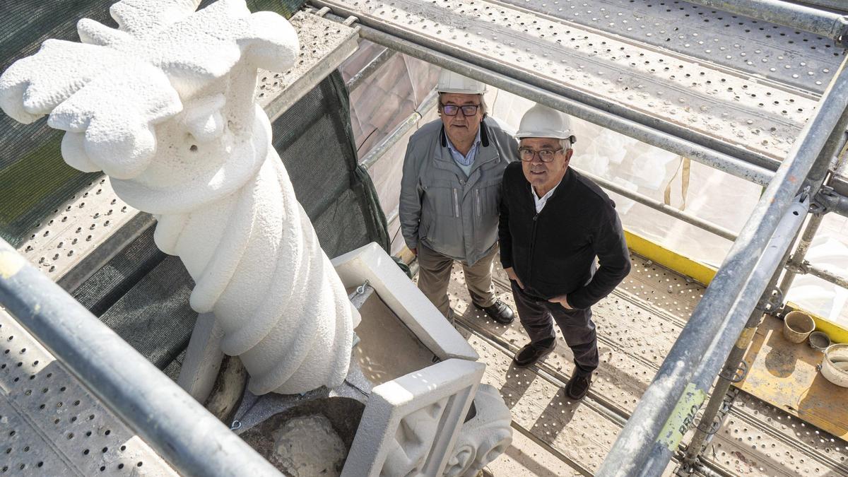 Francesc Comas i Miquel Àngel Prunés al costat d'un dels nous pinacles a mig muntar