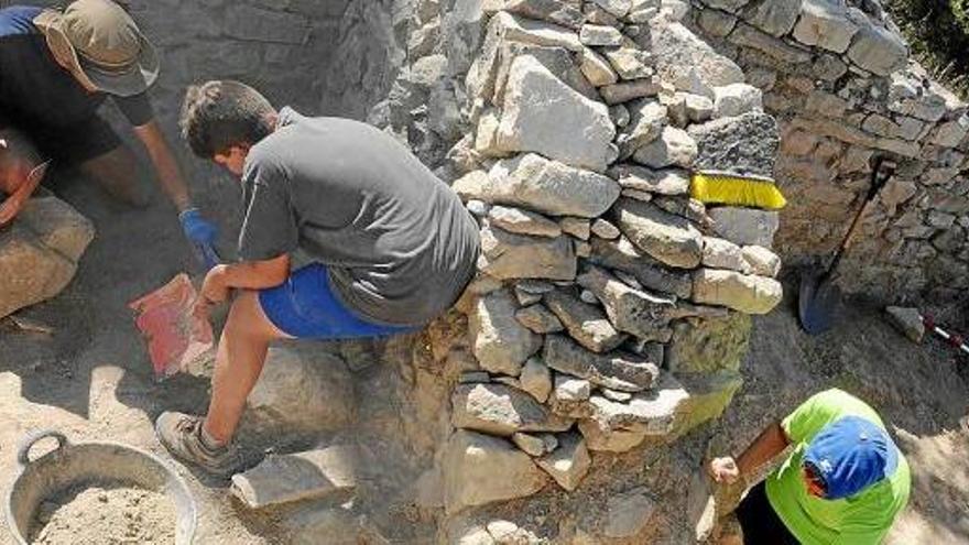 Joves voluntaris, molts d&#039;ells estudiants d&#039;arqueologia de la comarca, han estat excavant des de l&#039;1 d&#039;agost