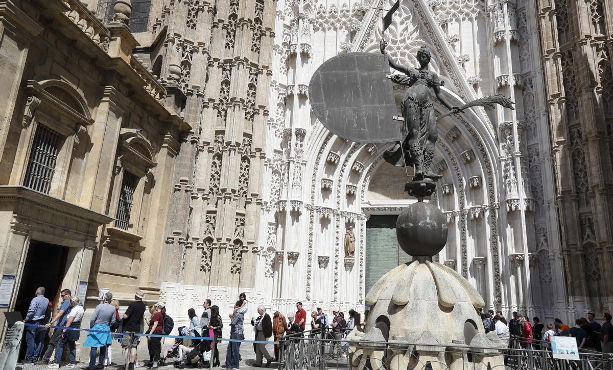 Andalucía Sevilla 03 de Abril de 2018. Turistas hacen cola junto a la replica de El Giraldillo de la Giralda antes de entrar a visitar la Catedral de Sevilla. EFE/ Jose Manuel vidal