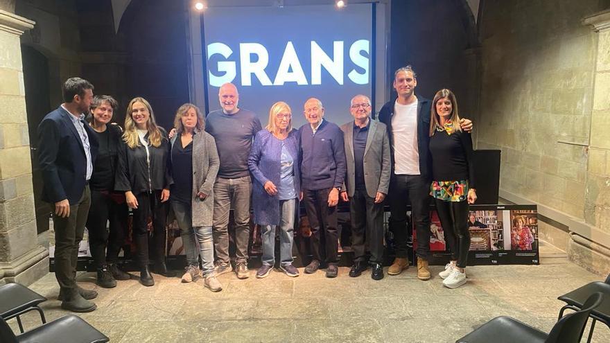 Memebres de la fundació Sant Andreu, amb els fotògrafs que han participat en el calendari i alguns dels protagonistes