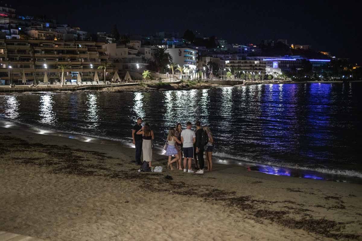 Aglomeraciones y fiesta cada día en el puerto de Ibiza tras el cierre de los bares