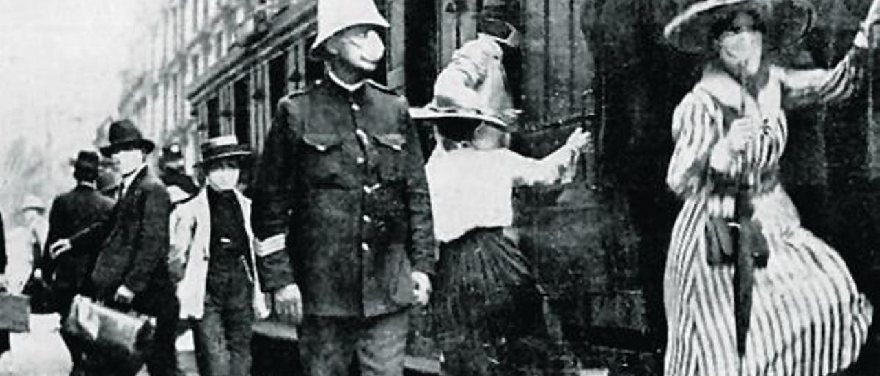 Viajeros subiendo a un tren con mascarilla en plena pandemia de 1918 a 1920