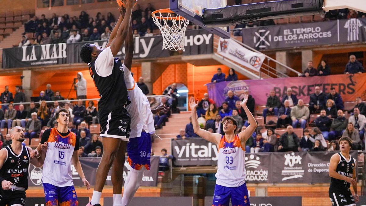 Sharif machaca el aro ante la oposición de los jugadores del San Antonio Cáceres.