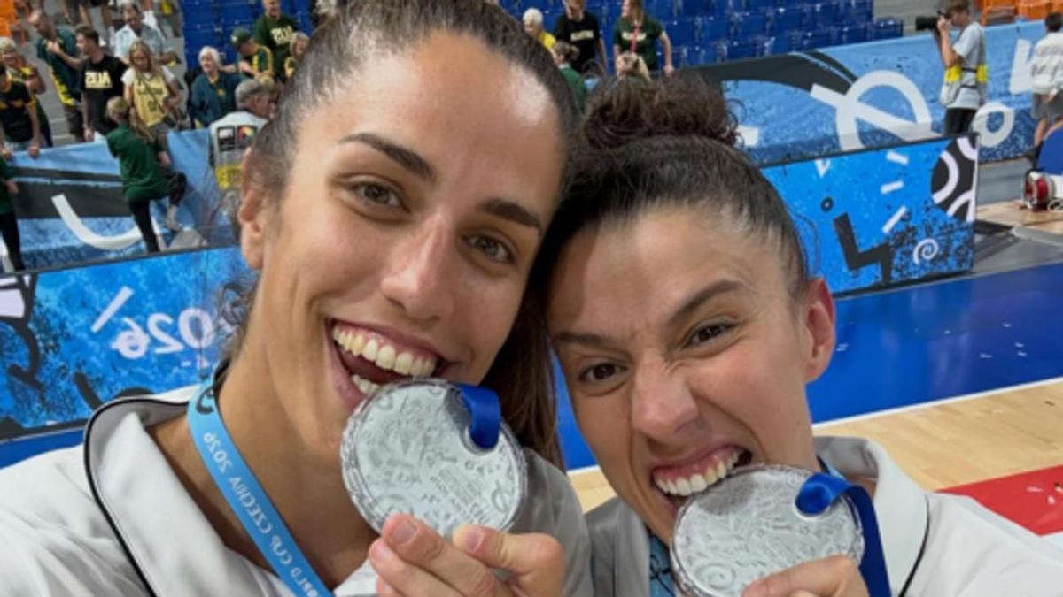 La olivense Irene Garí, izquierda, celebra con una compañera, la medalla de plata mundial