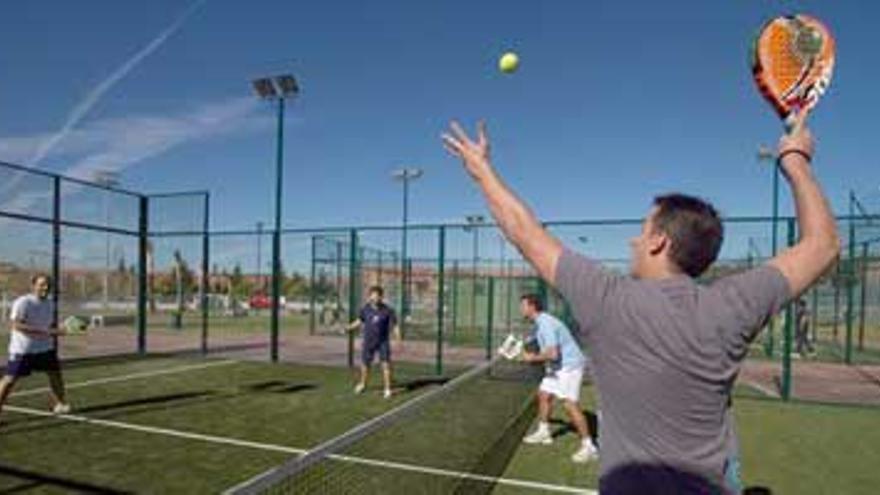 El nuevo complejo deportivo atrae en su primer día abierto a cientos de pacenses