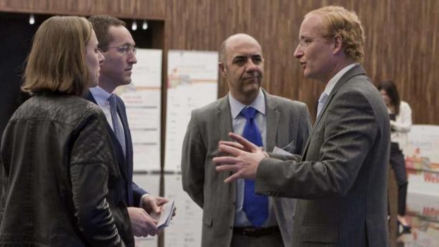 El presidente de la Oami conversa con algunos de los expertos que han participado en la cumbre sobre las marcas, ayer en el Auditorio Provincial.