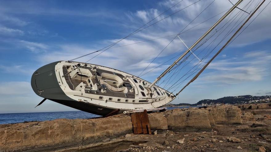 ¿Y quién retira el velero encallado en Xàbia si el dueño se hace el longuis?