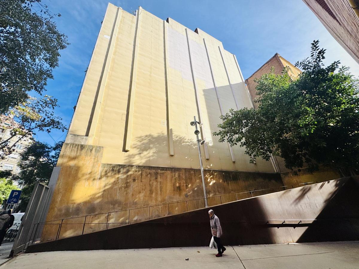 La 'espalda' del 103 de la calle de Nàpols, triste acceso a un interior de manzana, que renacerá con balcones en 2026.