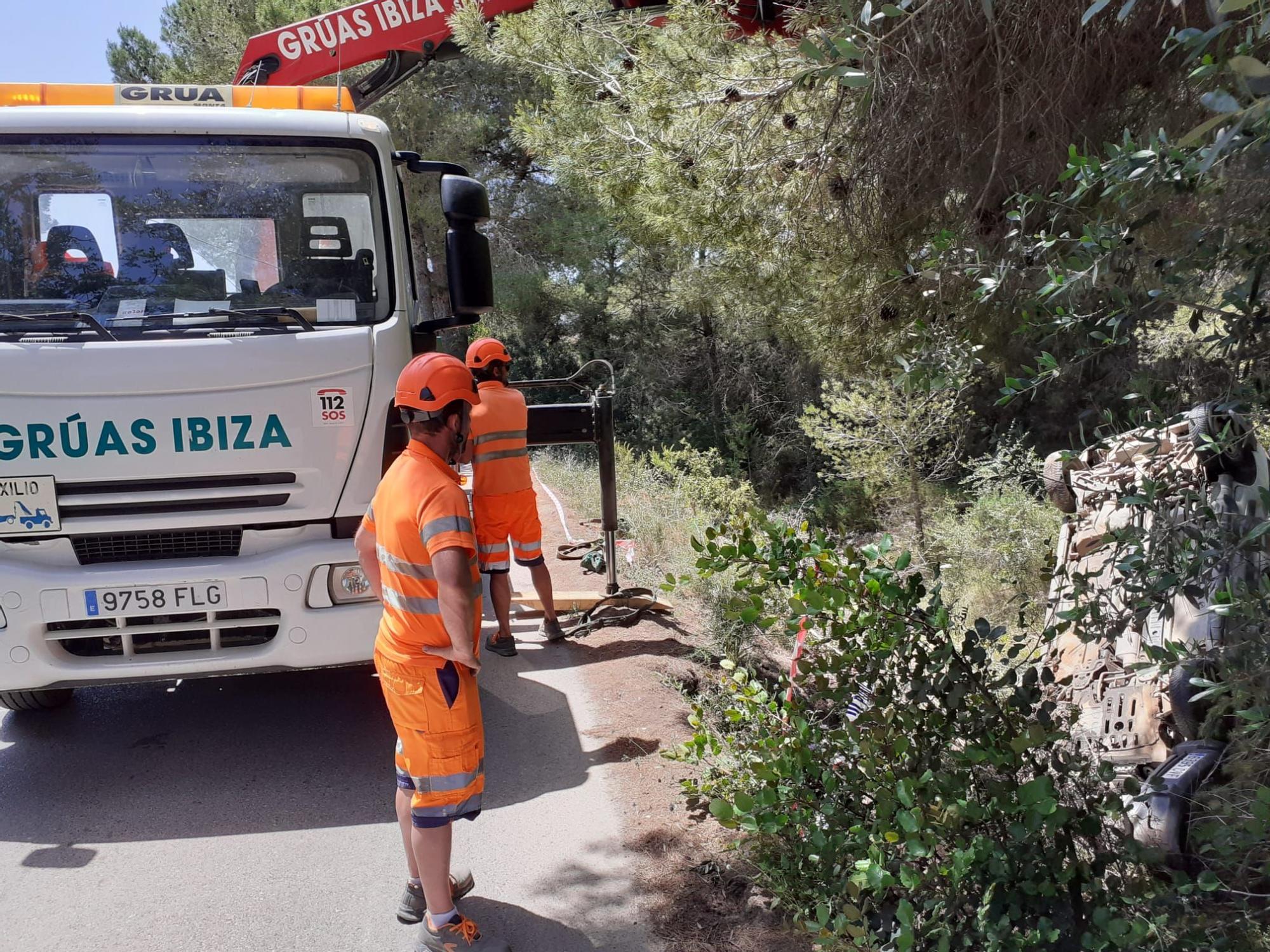 Retiran una furgoneta que llevaba semanas en un torrente de Ibiza