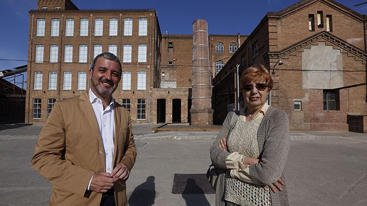 Jaume Collboni, candidato del PSC a la alcaldía de Barcelona, pasea por Sant Andreu y conversa con una lectora de EL PERIÓDICO sobre sus planes para la ciudad si es elegido alcalde. 