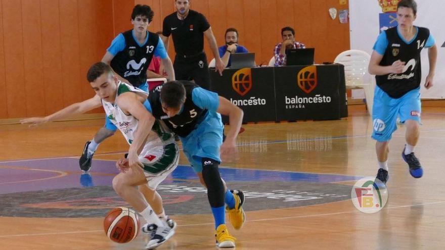 Javi Luque conduce el balón