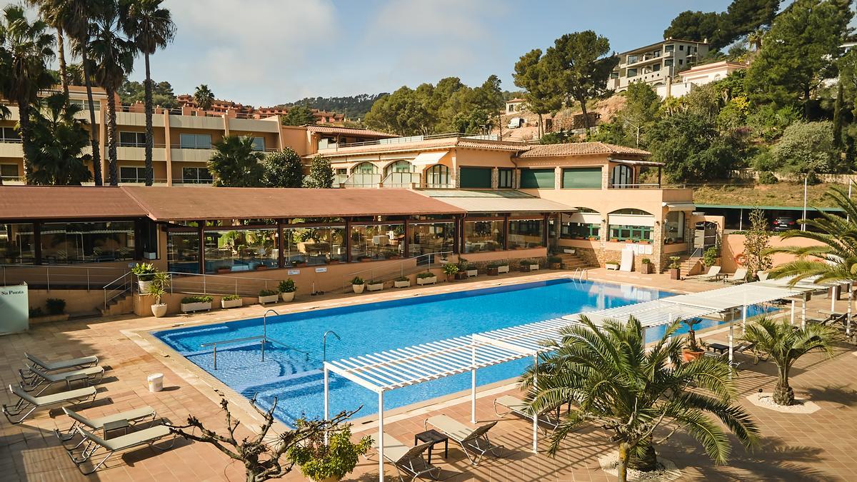 Exterior del Hotel Sa Punta de Begur, visto desde la zona de piscina.