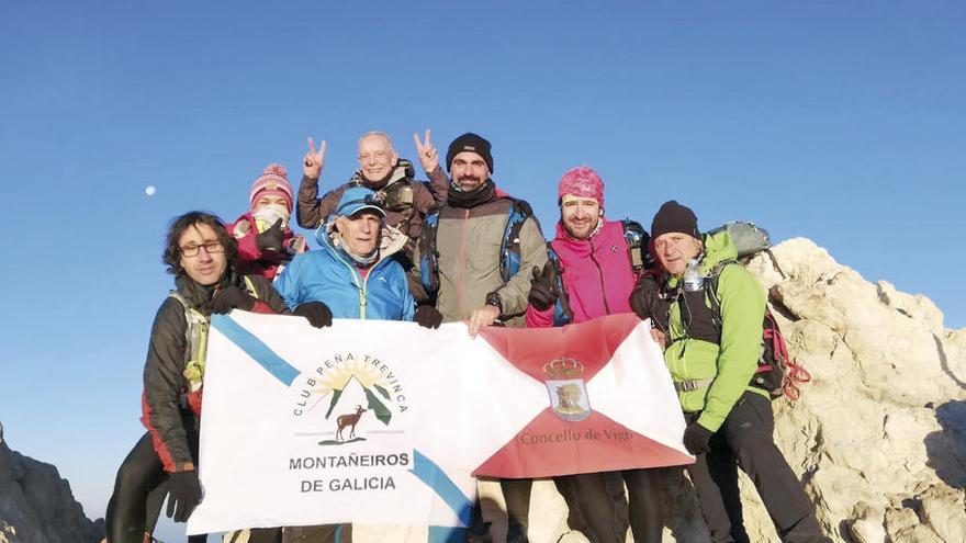Los miembros de la expedición de Peña Trevinca, en la cima del Teide.