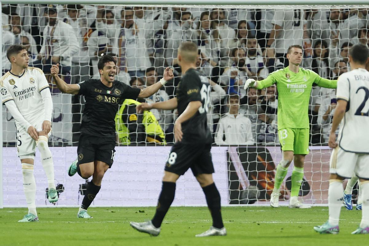Giovanni Simeone, del Nápoles, celebra su gol contra el Real Madrid, este miércoles.