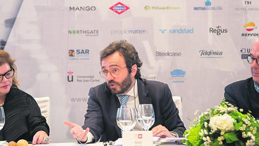 Aitor Moll, en el centro, entre los dirigentes de la Asociación Española de Directivos Amparo Bertomeu y Juan Latorre, ayer en el hotel Westin Palace de Valencia.