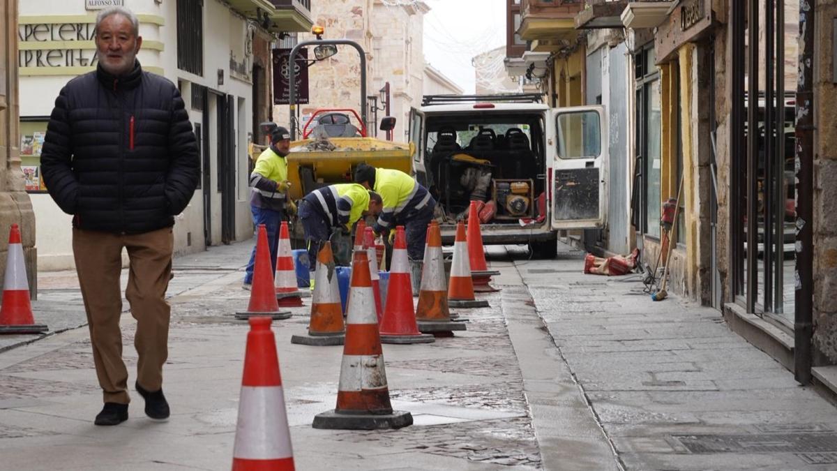 Obras de mejora en la calle de Ramos Carrión, en el centro de Zamora