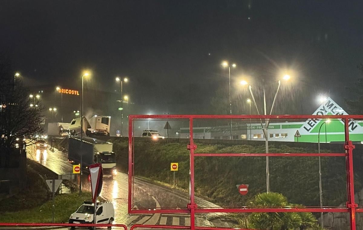 La cabina de un tráiler queda suspendida en el aire tras sufrir un accidente en Santiago