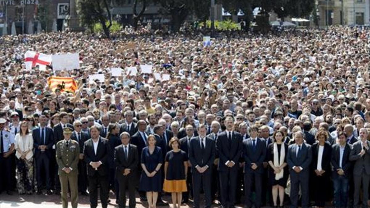 El Rey, Rajoy, Puigdemont, Colau y otras autoridades y miles de ciudadanos, durante el minuto de silencio en la plaza de Catalunya.