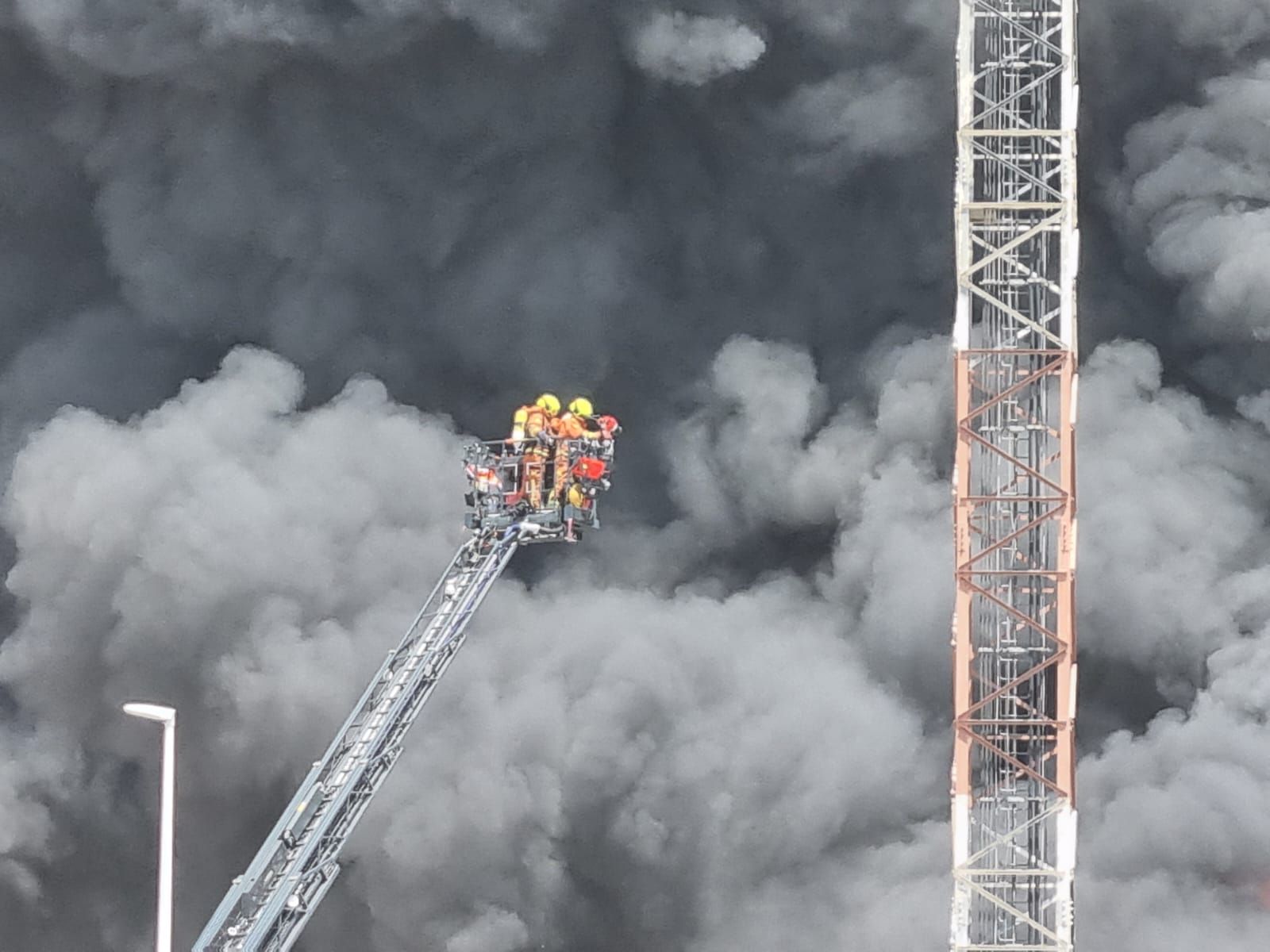 Espectacular incendio en una nave de residuos de Riba-roja