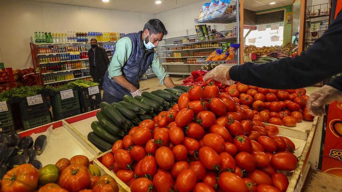 Ventas en una fruteria, en una imagen de archivo.