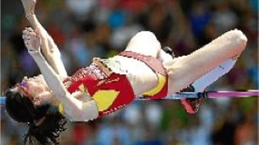 Ruth Beitia, en el moment de superar el llistó sobre 2,01 metres