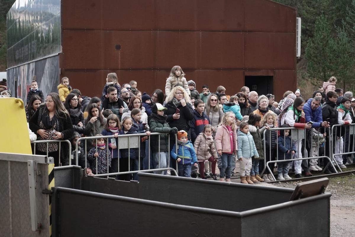 Un centenar d'infants acompanyen els reis a recollir el carbó a Sant Corneli: "És molt maco i proper”