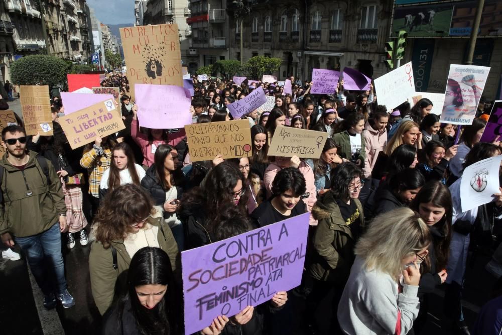 Las jóvenes viguesas se ponen en pie: "Tú, machista, estás en nuestra lista". // Marta G. Brea | Borja Melchor