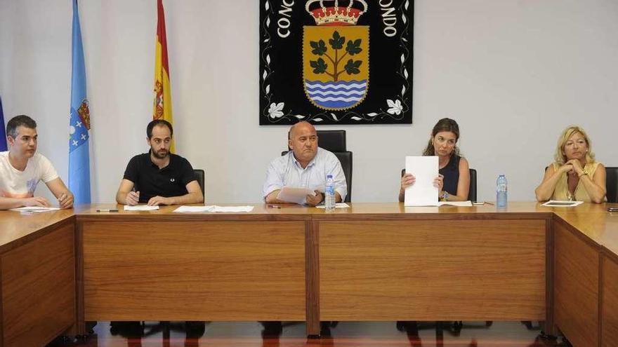 El alcalde, entre el secretario y la interventora, y dos ediles durante un pleno en Abegondo.