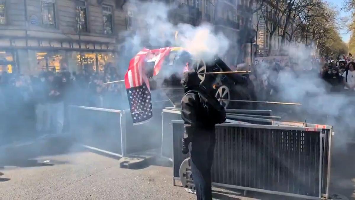 Queman la bandera de Estados Unidos sobre un Tesla de cartón en una protesta estudiantil en París