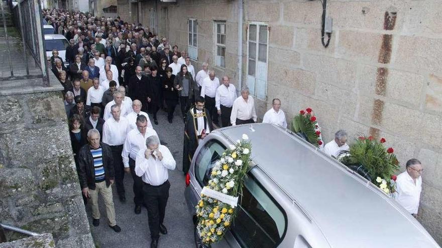 Paso de la comitiva fúnebre con los Amigos de la canción escoltando el coche con el ataúd. // S.A.