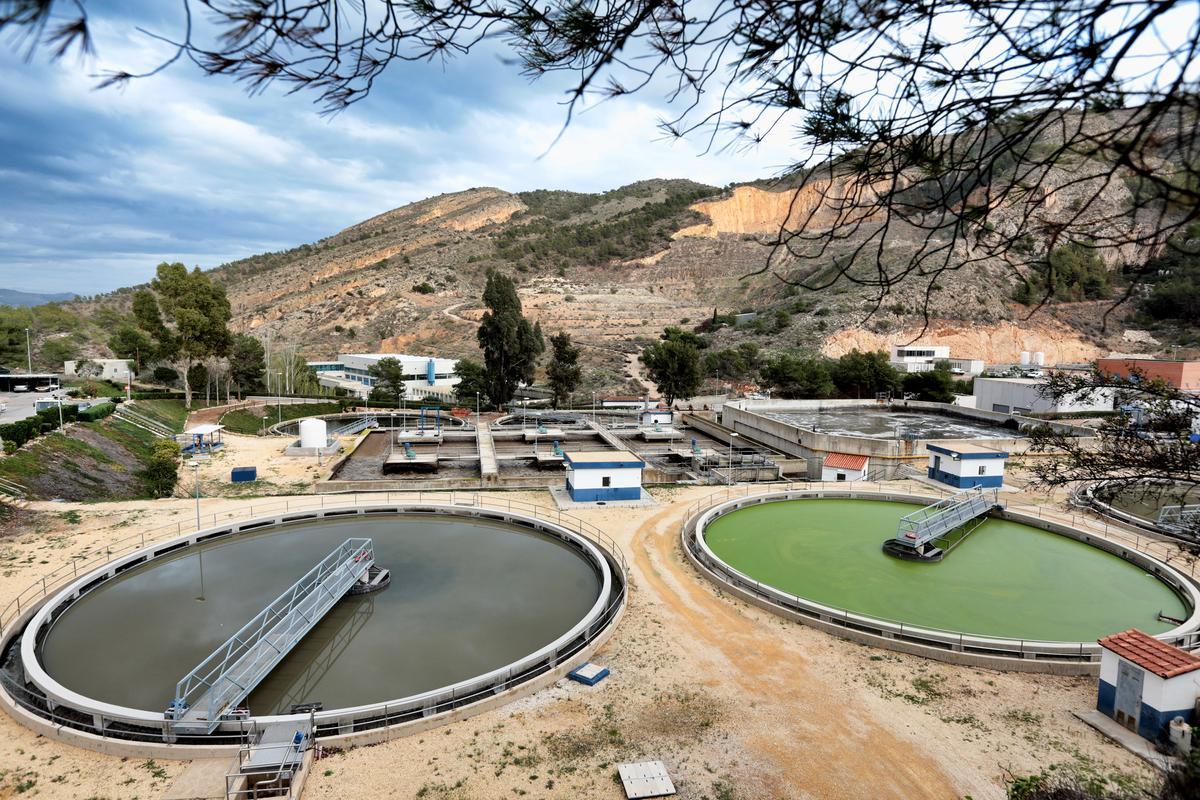 Imagen de la estación depuradora de Benidorm, que se ubica a las faldas de la Serra Gelada.