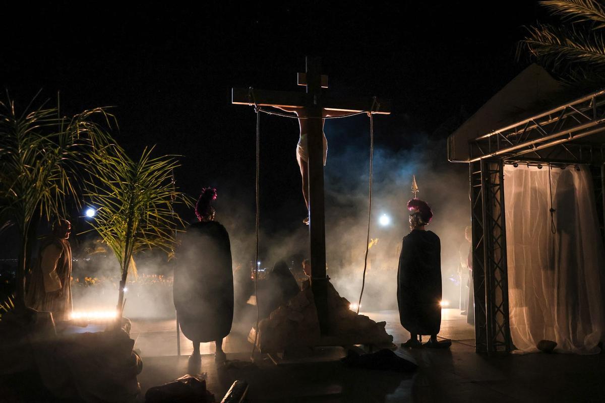 Así fue el Vía Crucis viviente del Paso Morado de Lorca
