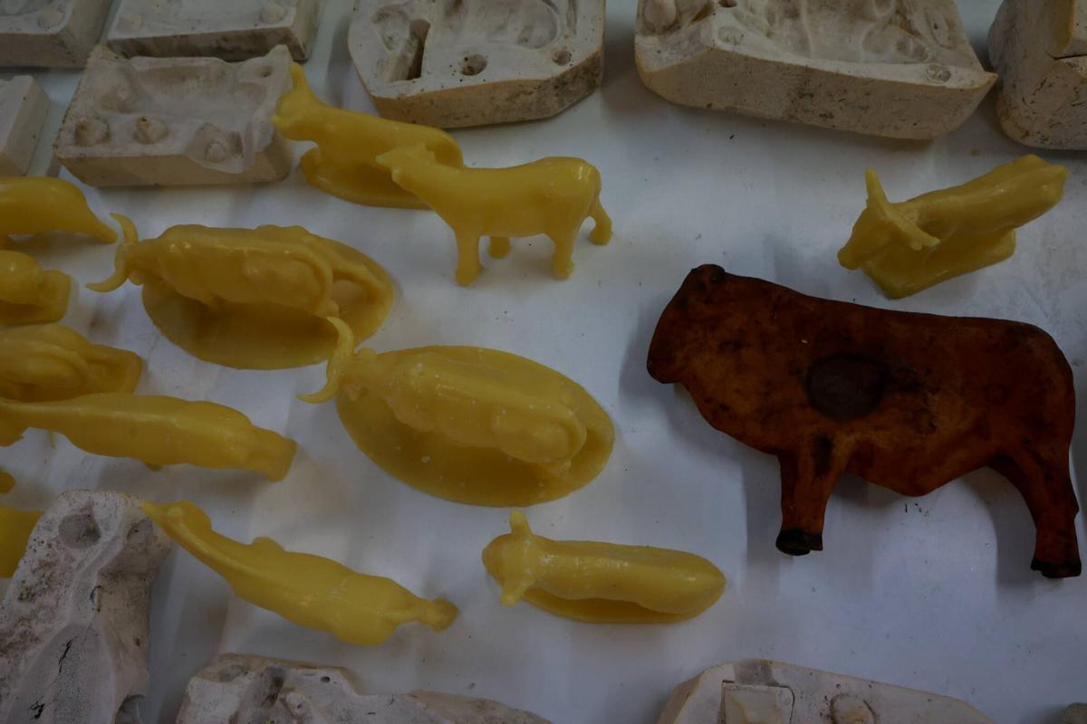 El taller en el que Antoni Miralda presentó su «Romería Update», fusionando su arte con los moldes de exvootos de la histórica Cerería Diéguez, en Pontecesures.